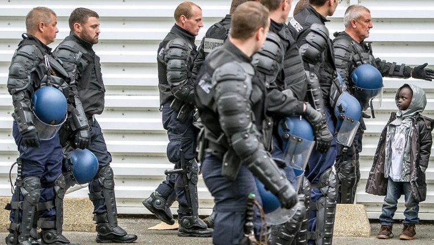 Des gendarmes français évacuent des migrants qui vivaient dans un camp près du Tunnel sous la Manche à Calais, le 2 juin 2015