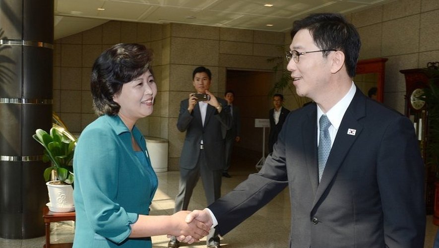 La chef de la délégation nord-coréenne  Kim Song-Hye (G) serre la main de son homologue sud-coréen Chun Hae-Sung (R) le 9 juin 2013 à Panmunjom