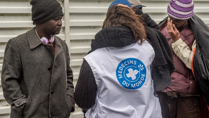 Un médecin de l'ONG Médecins du Monde s'adresse aux migrants près de Calais le 2 juin 2015, après leur éviction du campement par les forces de l'ordre