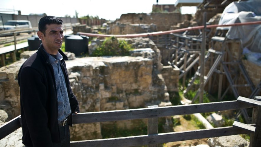 Fadel al-Otol, un archéologue gazaoui près des ruines de l'ancien monastère de Saint-Hilarion, le 28 février 2016, à Gaza