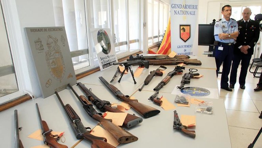 Armes saisies lors de la vaste opération de police du 18 mars 2014, exposées au commissariat de Perpignan
