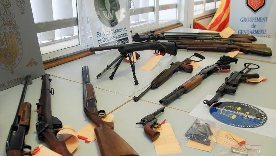 Armes saisies lors de la vaste opération de police du 18 mars 2014, exposées au commissariat de Perpignan