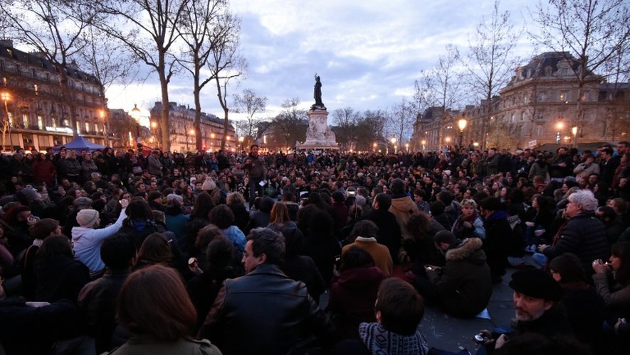 Des manifestants participent au mouvement "Nuit debout", le 11 avril 2016, place de la République à Paris