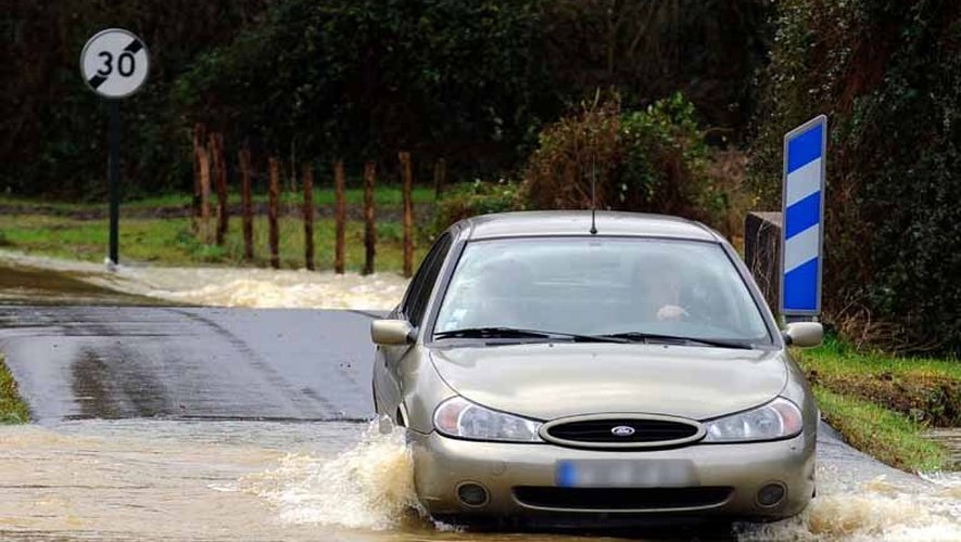 Une voiture sur une route inondée après de fortes pluies à Ustaritz, dans le sud-ouest, le 15 janvier 2013