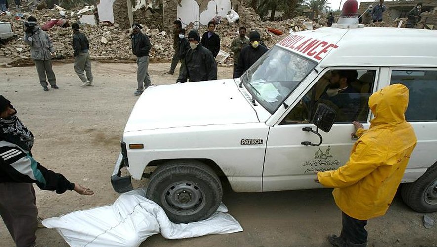 Une ambulance à Bam en Iran lors du tremblement de terre, le 31 décembre 2003