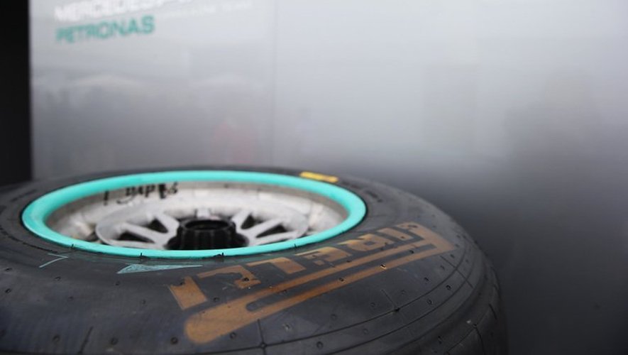 Des pneus Pirelli devant le stand de l'écurie Mercedes lors des essais du Grand Prix du Canada, le 6 juin 2013