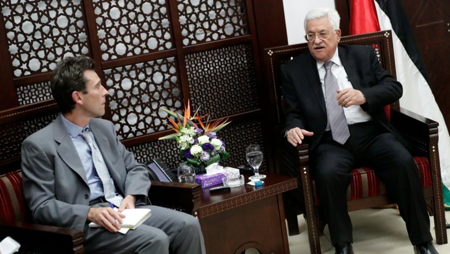 Le président de l'Autorité palestinienne Mahmoud Abbas répond au journaliste de l'AFP Laurent Lozano au siège de l'AP à Ramallah, le 11 avril 2016