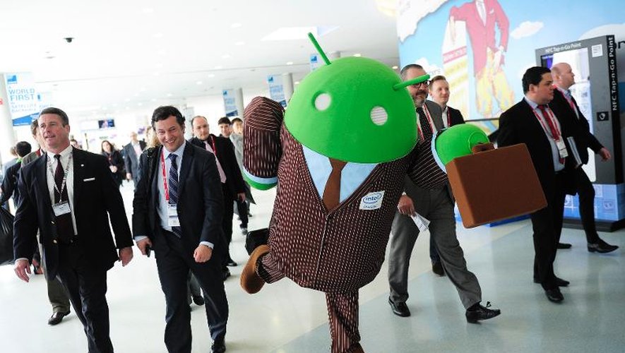 Personne habillée en mascotte du système d'exploitation pour téléphones portables Androïd, le 25 février 2014 au Salon Mobile World de Barcelone