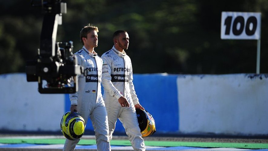 Le pilote allemand Nico Rosberg (gauche) et le britannique Lewis Hamilton de l'écurie Mercedes lors d'une séance d'essai sur le circuit de Jerez en Espagne, le 4 février 2013