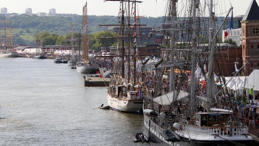 Des bateaux participant à l'Armada amarrés à Rouen le 6 juin 2013