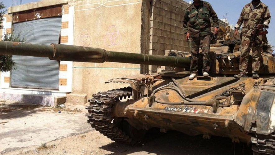 De soldats syriens sur un tank dans un village au nord de Qousseir, le 7 juin 2013