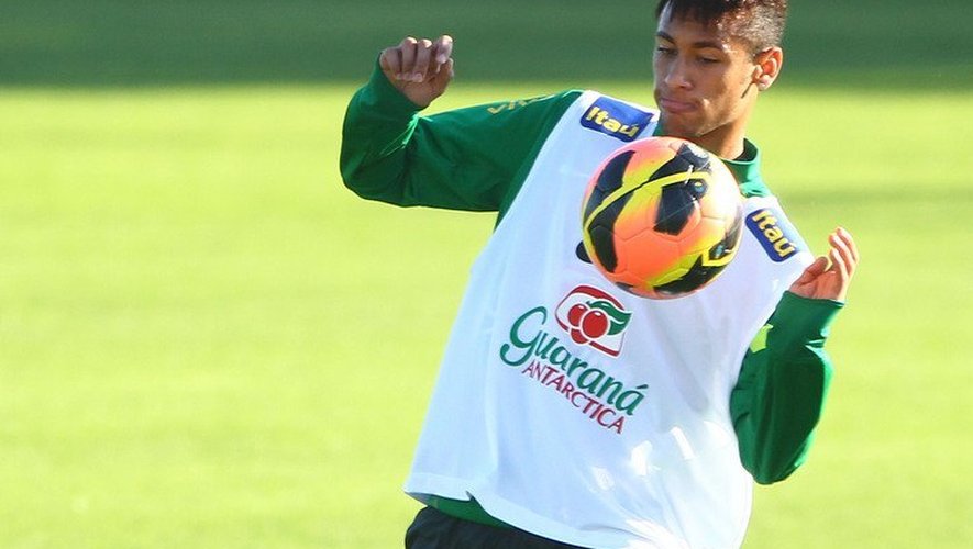 Neymar à l'entraînement avec l'équipe du Brésil le 7 juin 2013 à Porto Alegre