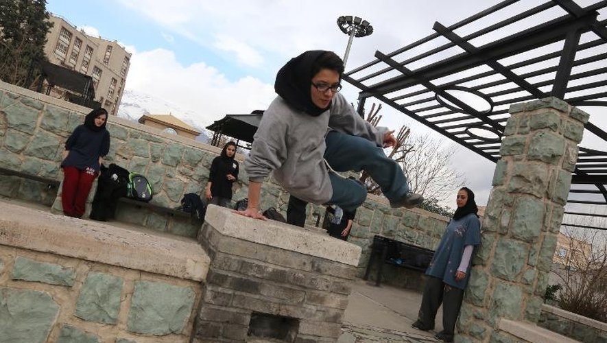 Une jeune femme pratique le "parkour" dans un parc de Téhéran, le 13 mars 2014