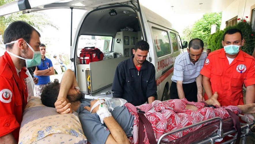 Un blessé syrien après d'une échauffourée qui a éclaté entre partisans et adversaires du Hezbollah devant l'ambassade d'Iran à Beyrouth, le 9 juin 2013