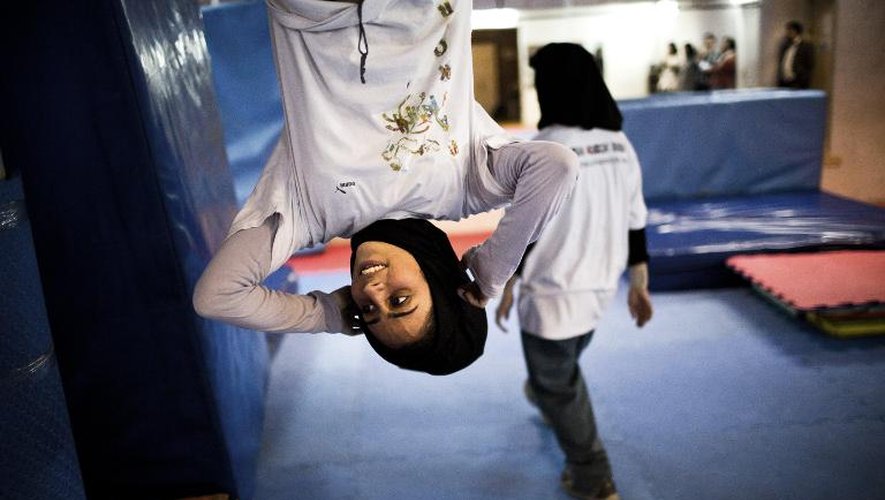 Mahsa Khakbazan, une Iranienne, s'entraîne au "parkour" dans un gymnase de Téhéran, le 12 mars 2014
