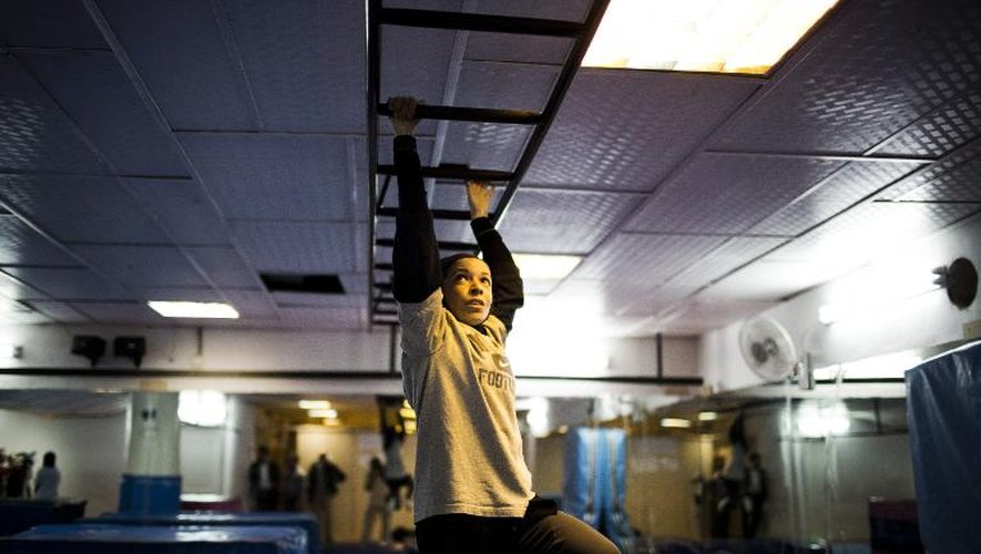 L'Iranienne Homa Sharifi s'entraîne au "parkour" dans un gymnase de Téhéran, le 12 mars 2014