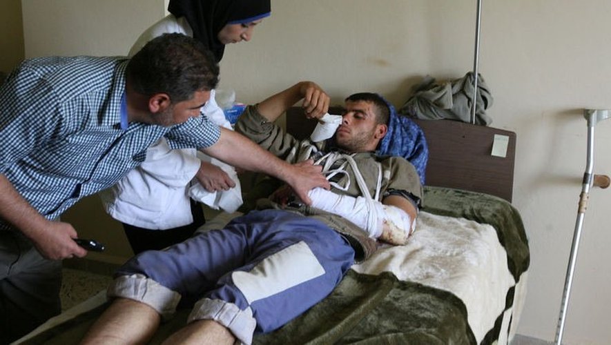 Un blessé syrien après d'une échauffourée qui a éclaté entre partisans et adversaires du Hezbollah devant l'ambassade d'Iran à Beyrouth, le 9 juin 2013