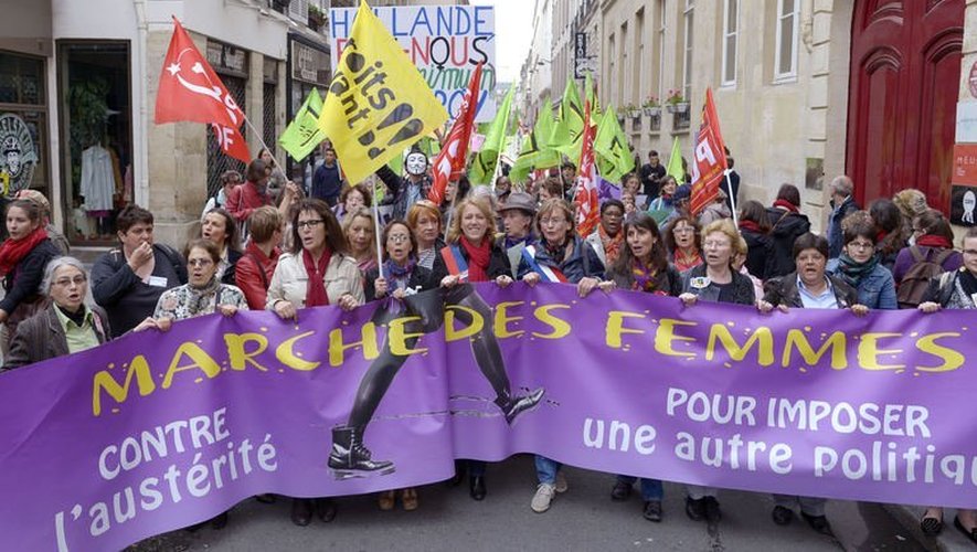 Des femmes manifestent contre l'austérité le 9 juin 2013 à Paris