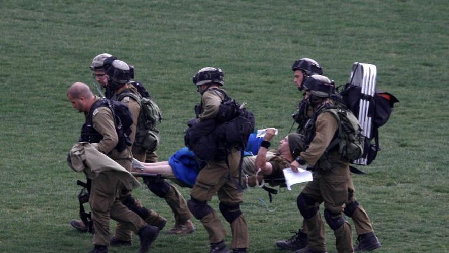 Evacuation d'un soldat israélien blessé lors d'une explosion le 18 mars 2014 sur la Golan