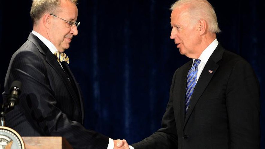 Le vice-président américain Joe Biden (d) et le président estonien Toomas Hendik Ilves, à Varsovie le 18 mars 2014