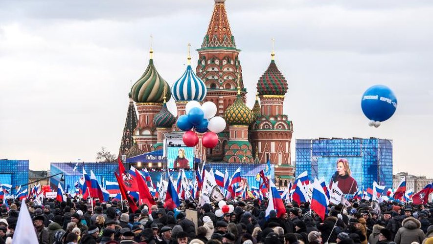Des militants pro-Kremlin rassemblés sur la place Rouge à Moscou le 18 mars 2014 célébrant le rattachement de la Crimée à la Russie