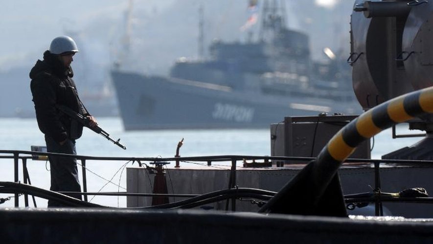 Un soldat monte la garde sur un navire de la marine ukrainienne, à Sébastopol le 18 mars 2014