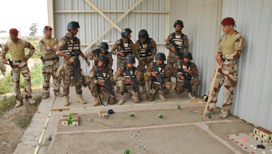 Des militaires français de la 11e brigade de parachutistes entraînent des membres des forces spéciales irakiennes à identifier et à neutraliser des engins explosifs improvisés, à Bagdad le 11 avril 2016