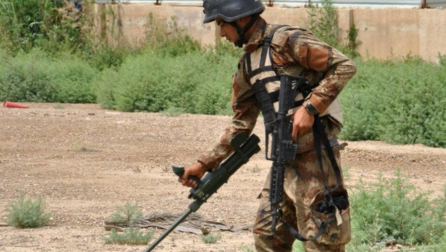 Un membre des forces spéciales irakiennes utilise un détecteur de métaux pour repérer les engins explosifs improvisés, lors d'un entraînement par les militaires français à Bagdad le 11 avril 2016