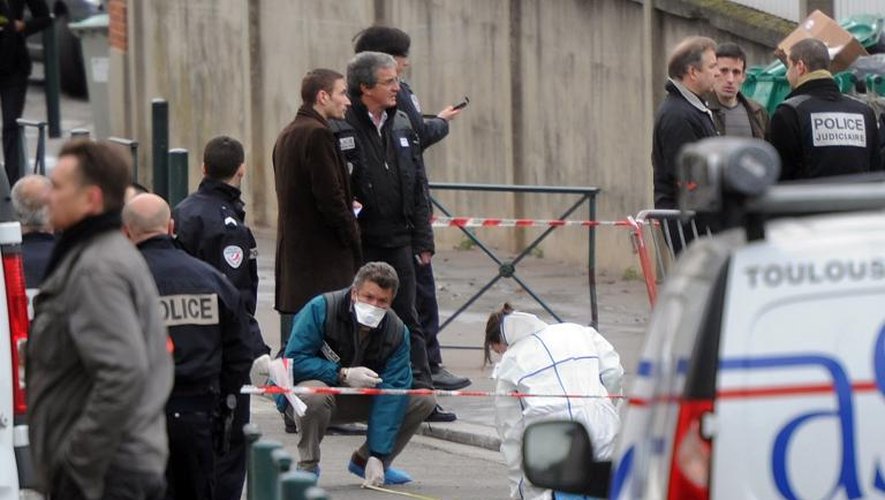 Des enquêteurs de l'école juive Ozar Hatorah peu après la tuerie perpétrée le perpétrée par Mohamed Merah le 19 mars 2012 à Toulouse