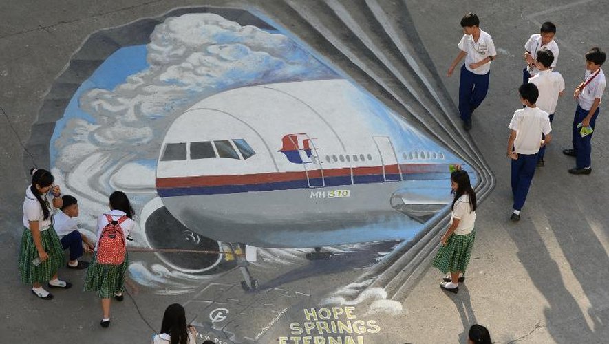 Une fresque murale représente le vol disparu MH370, dans une école de Manille, aux Philippines, le 18 mars 2014