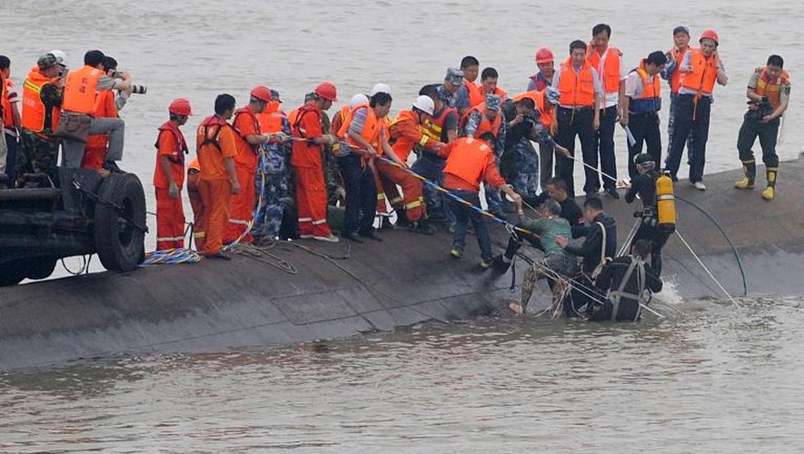 Un survivant du naufrage du navire de croisière "Etoile de l'Orient" est secouru sur le Yangtsé, à Jianli, le 2 juin 2015