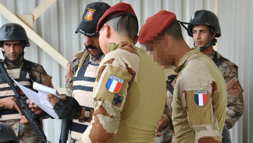 Des militaires français de la 11e brigade de parachutistes entraînent des membres des forces spéciales irakiennes à identifier et à neutraliser des engins explosifs improvisés, à Bagdad le 11 avril 2016