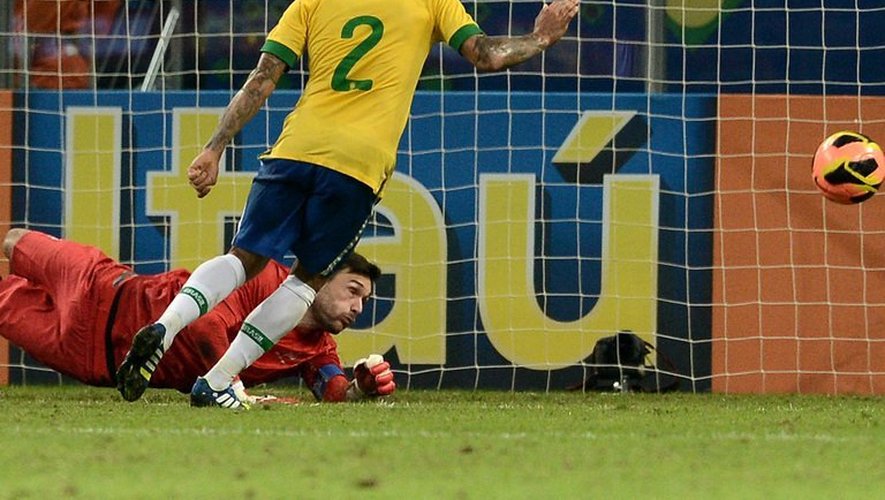 Le défenseur du Brésil Daniel Alves marque lors du match amical contre la France le 9 juin 2013 à Porto Alegre
