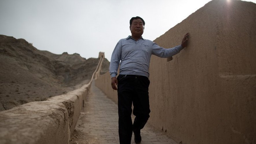 Yang Yongfu pose devant un morceau de la Grande Muraille de Chine qu'il a lui-même restauré, le 14 mai 2013