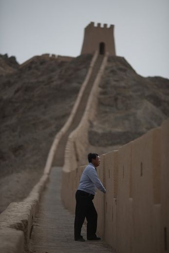 Yang Yongfu regarde l'horizon depuis un pan de la Grande Muraille de Chine qu'il a lui même restauré, le 14 mai 2013