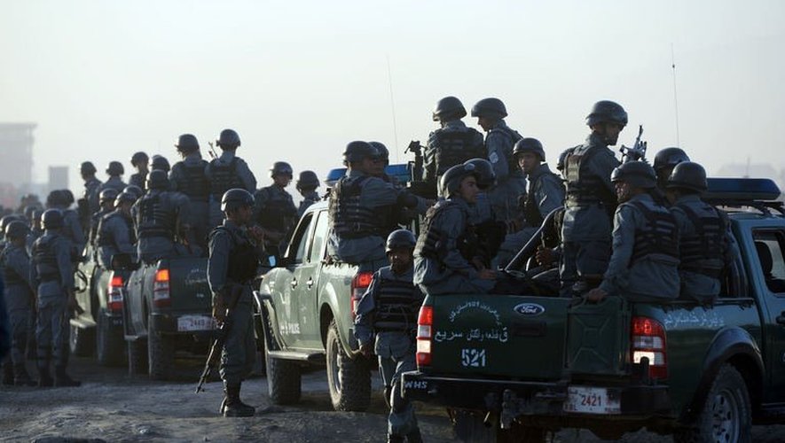 Les forces de sécurité prennent position le 10 juin 2013 autour de l'aéroport de Kaboul