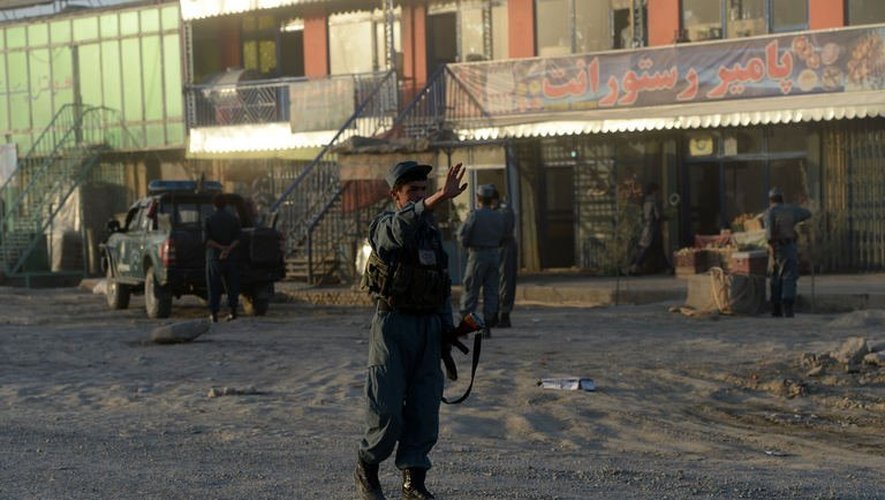 Les forces de sécurité prennent position le 10 juin 2013 autour de l'aéroport de Kaboul