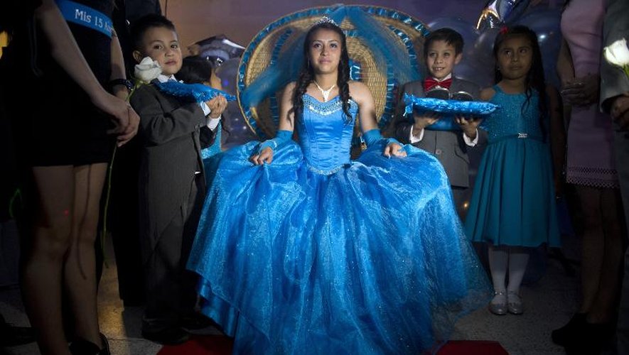 La colombienne Catalina Arevalo, entourée de ses proches, célèbre ses 15 ans le 18 avril 2015 à Bogota