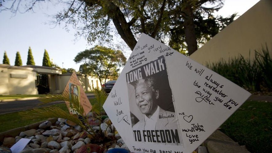 Des messages déposés devant le domicile de Mandela le 9 juin 2013 à Johannesbourg