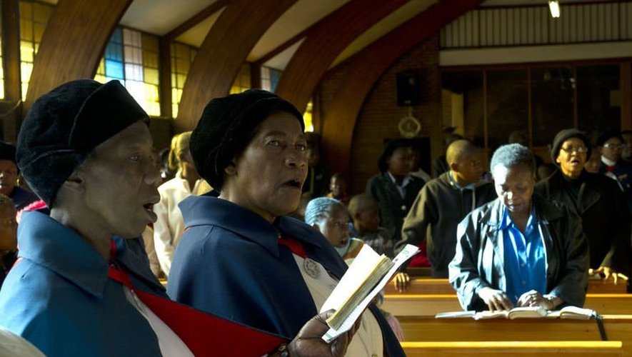 Des fidèles en prière pour Mandela le 9 juin 2013 dans une église de Soweto