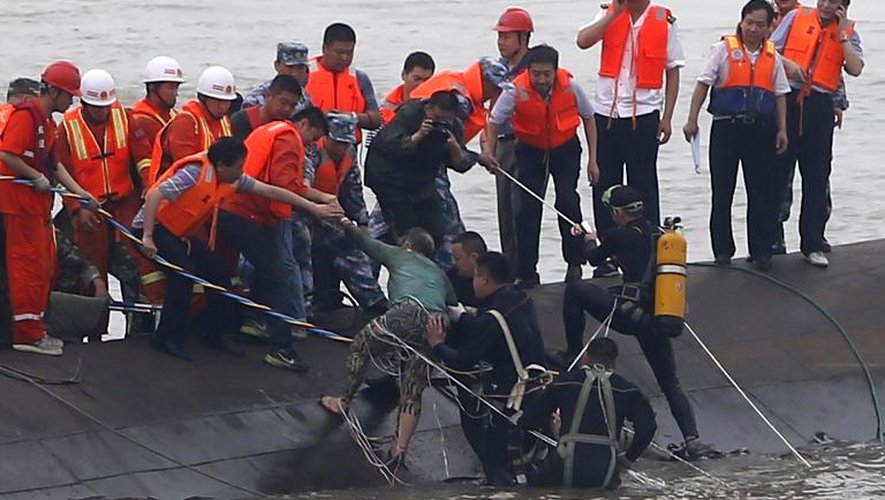 Un rescapé secouru par des plongeurs après le naufrage de l'Etoile de l'Orient à Jianli le 2 juin 2015