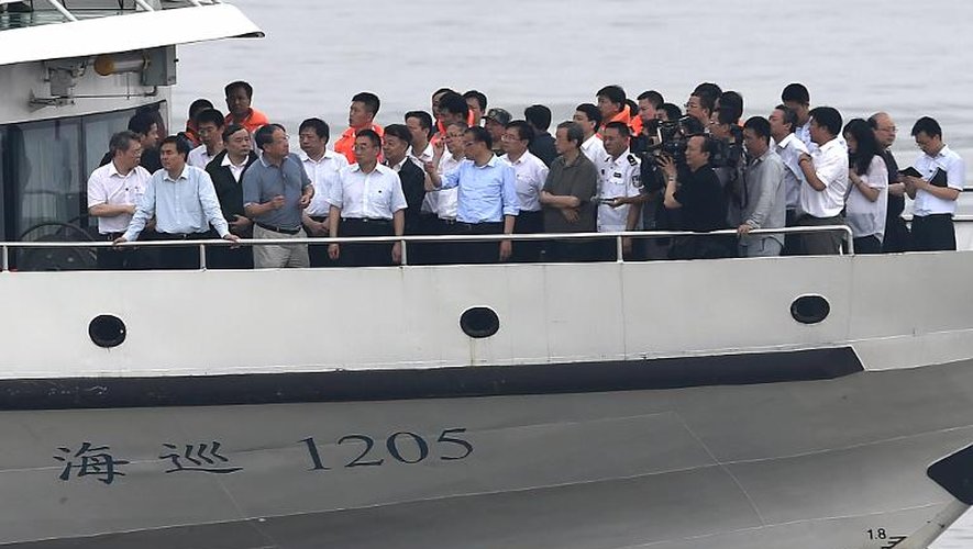 Le Premier ministre Li Keqiang (centre, en chemise bleue) et des responsables surveillent les opérations de secours de l'Etoile de l'Orient à Jianli le 2 juin 2015