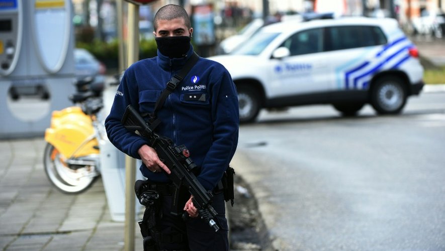 Un officier de police en patrouille, le 25 mars 2016 à Bruxelles