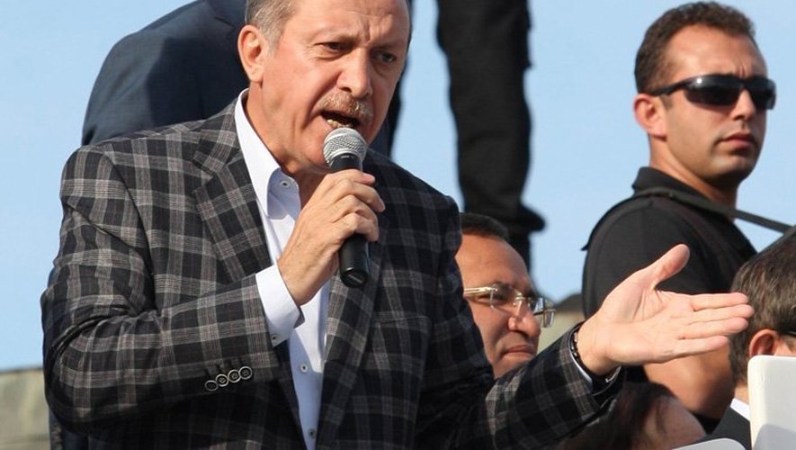 Recep Tayyip Erdogan s'adresse à ses partisans à son arrivée le 9 juin 2013 à l'aéroport Esenboga à Ankara