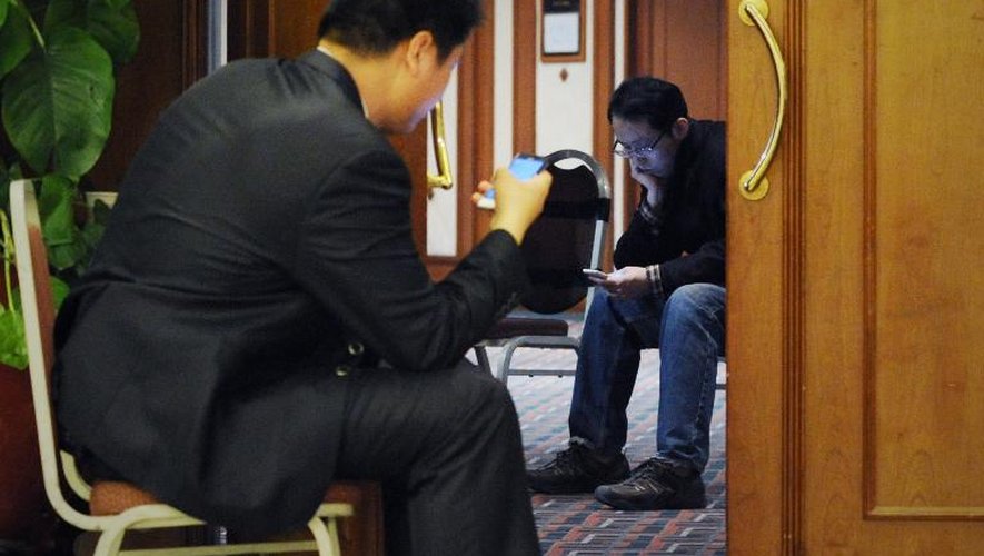 Un proche de disparu du vol MH370 attend des nouvelles dans un hôtel de Pékin, le 19 mars 2014