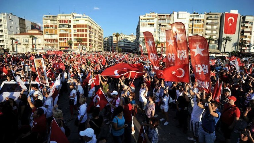 Des milliers de personnes manifestent contre le régime le 9 juin 2013 à Izmir