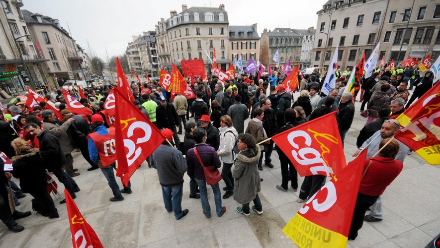 Avant de prendre la direction de la manifestation départementale à Rodez, une soixantaine de personnes s’est rassemblée devant la gare de Millau à l’appel du syndicat Sud santé sociaux.