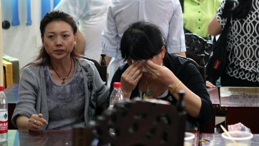 Des proches en deuil des victimes du naufrage de l'Etoile de l'Orient le 2 juin 2015 à Chongqing