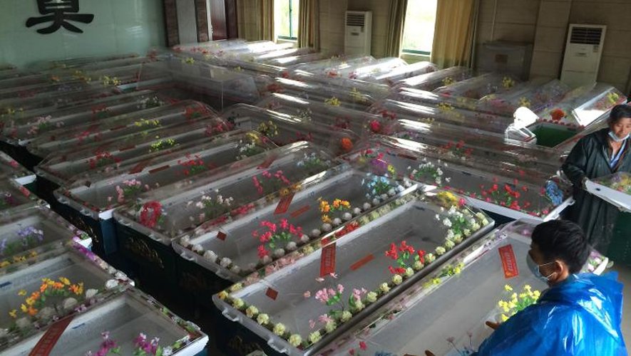 Le personnel de la morgue de Jianli prépare des cercueils réfrigérés pour les victimes du naufrage, le 3 juin 2015