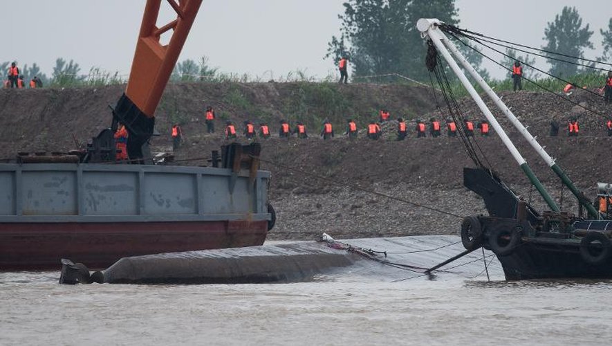 Des secouristes le 3 juin 2015 près du navire "Etoile de l'Orient" qui a fait naufrage dans le fleuve Yangtsé
